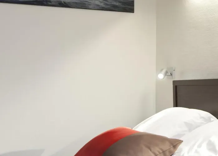 Logis Chateaubriand Hotel 2*